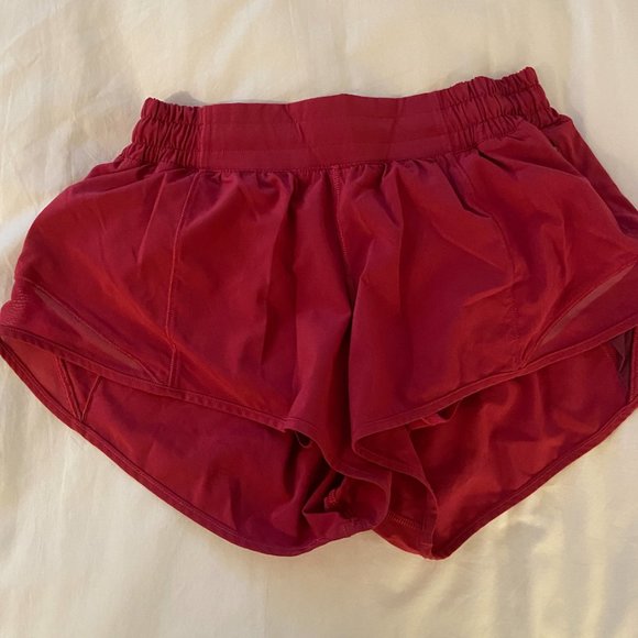 lululemon athletica Pants - Lululemon 2.5 in Hotty Hot Shorts Size 6 dark red